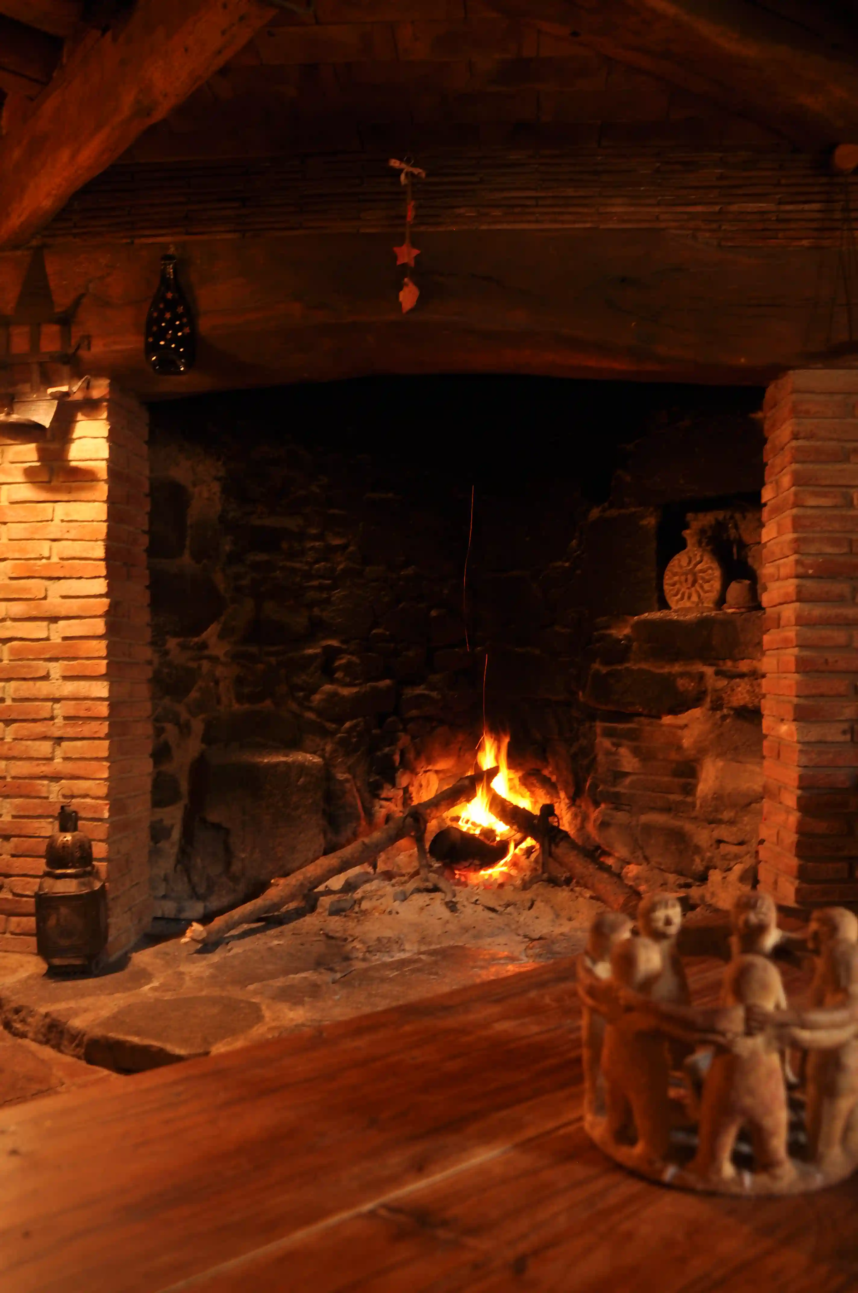 chimenea con fuego